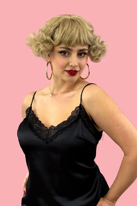 A short blonde vintage style wig with waves: Joy