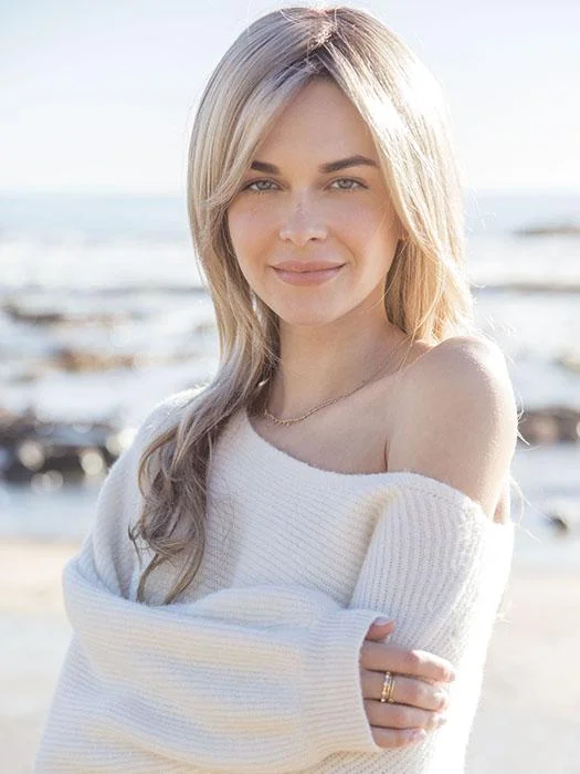 Short wig with a wavy texture for a beachy and relaxed lookRoyce | Synthetic Lace Front Wig (Mono Top)