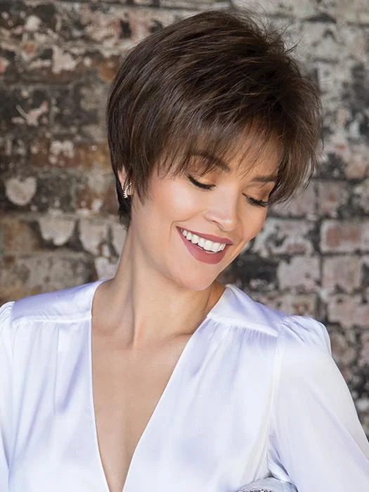 Short wig with a wavy texture for a beachy and relaxed lookSamy | Synthetic Wig (Basic Cap)