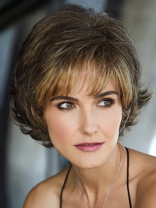 Layered short wig to add volume and dimensionSierra | Synthetic Wig (Basic Cap)